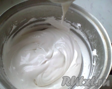 Накрываем емкость мокрой салфеткой или крышкой, чтобы не засохла. Потом делаем глазурь для рисования контура рисунка, добавляя 1-2 чайных ложки холодной воды (вначале добавляем одну чайную ложку), каждый раз тщательно размешивая. Должна получиться густоватая глазурь, которая немного тянется.