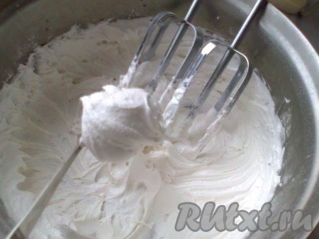 Для приготовления глазури на один яичный белок (36 грамм) добавляем 0,5 чайной ложечки крахмала, 200 грамм мелкой сахарной пудры (лучше купить готовую мелкую сахарную пудру в магазине или просеять через очень мелкое сито, чтобы не попадались крупные крупинки пудры,  которые будут мешать при выдавливании глазури и рисовании контура), взбиваем миксером до тех пор, пока масса из сероватой не станет ярко белой (это займёт, примерно, 5 минут). Лимонный сок добавляем в конце замеса. Это основа для глазури.