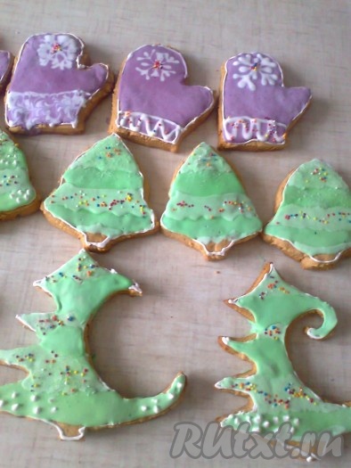 Основа и вода должны быть хорошо размешаны, путем интенсивного растирания смеси ложкой по дну розетки. Если пряников много, то можно сразу приготовить несколько пакетиков различных цветов для украшения. Также можно использовать готовую покупную&nbsp; цветную&nbsp; глазурь и сразу украсить архангельские козули по вашему усмотрению. Вот такие прянички получились.
