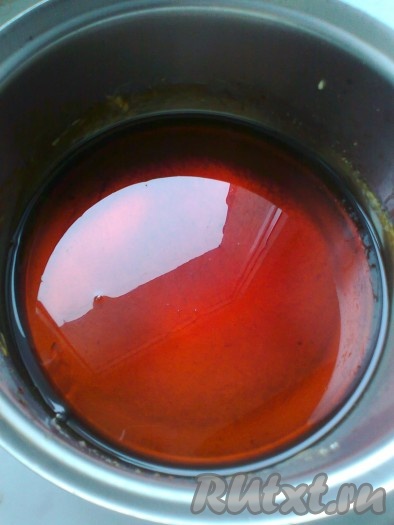 В отдельной кастрюльке доводим до кипения 1 стакан воды. Как только сахар расплавился и стал коричневым, очень осторожно (произойдет бурное кипение  воды и сахара), не наклоняясь над сковородкой!, маленькими порциями вливаем подготовленный стакан крутого кипятка и растворяем сожженный сахар. Категорически не рекомендуется детям до 16 лет делать эту процедуру самостоятельно!