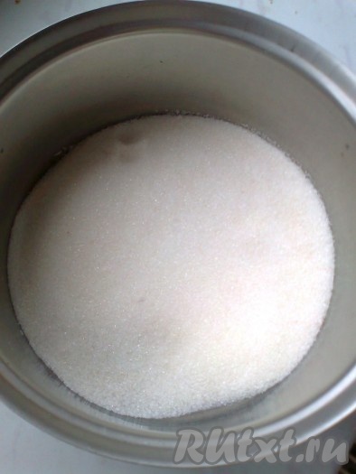 Сначала приготовим тесто. Для этого один стакан сахарного песка всыпаем в глубокую сковороду без воды (я использовала кастрюлю из толстой нержавейки).