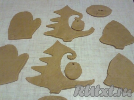 Трафарет, вырезанный из картона, выкладываем на тесто и коротким ножом с острым концом вырезаем фигурки по контуру трафарета.