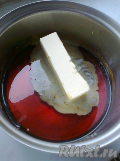 Добавляем еще 1 стакан сахарного песка и тщательно растворяем его. Можно сделать наоборот: сварить сироп из воды и сахара и влить в него расплавленный сахар, делайте как вам удобнее, а если не хотите делать эту процедуру, можете не пережигать сахар, а добавить в тесто какао для цвета, но это уже получится другой рецепт.

Снимаем сковородку с огня, добавляем 150 грамм сливочного масла (или 200 грамм маргарина), перемешиваем до растворения масла или маргарина.