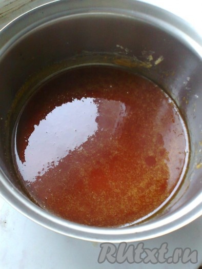 Пережигаем сахар на медленном огне до коричневого цвета, помешивая, чтобы не подгорел.
