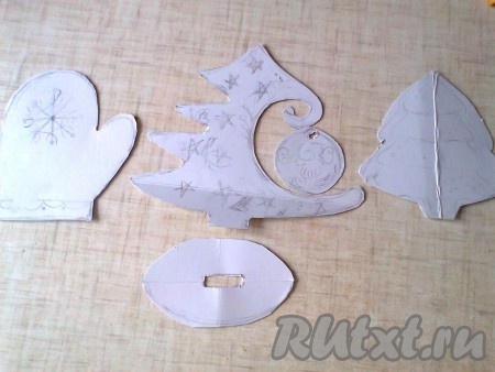 Тесто должно постоять в холодном месте для созревания около одного дня (если очень торопитесь, дайте ему постоять 1-1,5 часа при комнатной температуре, а потом положите на 20-30 минут в морозилку).

Делим тесто на несколько частей, раскатываем до толщины 5-7 мм и вырезаем различные фигурки выемками для теста. Можно вырезать трафарет из картона.