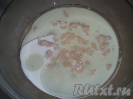 Влить молоко и растительное масло.