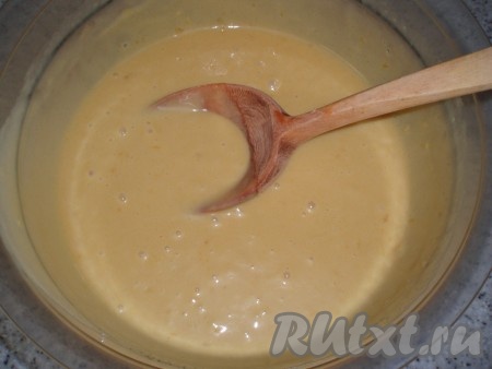 Тщательно перемешать тесто деревянной ложкой.