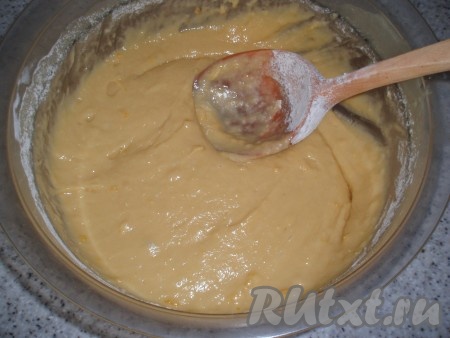 «Ленивое» дрожжевое тесто готово. Тесто по консистенции будет чуть гуще, чем на оладьи.