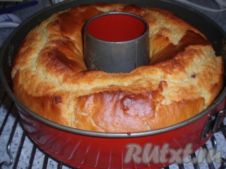 Готовый пирог вынуть из духовки, немного остудить.