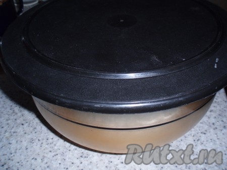 Ничего не перемешивать! Закрыть миску крышкой или полотенцем и поставить на ночь в холодильник.