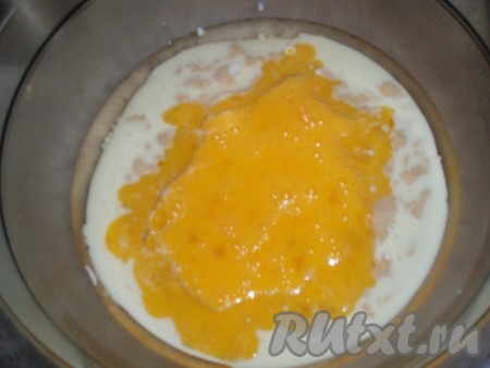 Яйца разбить, слегка разболтать вилкой и вылить в тесто.