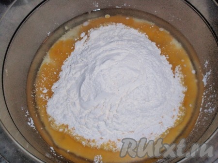 Затем всыпать 2 стакана муки.