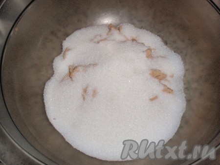 Сверху засыпать сахаром и ванильным сахаром.
