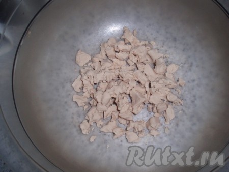 &nbsp;В миску покрошить дрожжи.