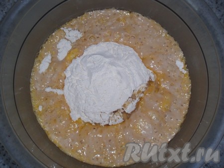 После ночи, проведенной в холодильнике, тесто выглядит примерно так.