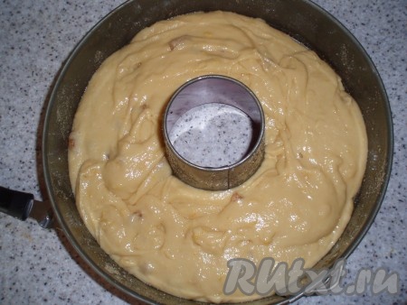 По желанию можно &nbsp;добавить сухофрукты, орехи, кусочки шоколада, цедру цитрусовых, фрукты и т.п. Я в этот раз добавила изюм и лимонную цедру.
Тесто выложить в смазанную маслом форму и поставить в холодную духовку. Выставить температуру нагрева 150-170 градусов и печь 50-60 минут.
