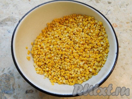 Горох хорошенько промыть.
