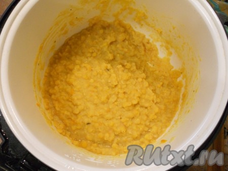 Выставить программу "Молочная каша" на 55 минут при мощности мультиварки 900 Вт. За это время у меня каша полностью была готова, но горох бывает разный, мощность мультиварок также отличается, поэтому возможно нужно будет добавить время приготовления. Кашу перемешать.