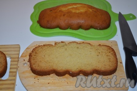 Остывший бисквит разрезать на 2-3 коржа.&nbsp;