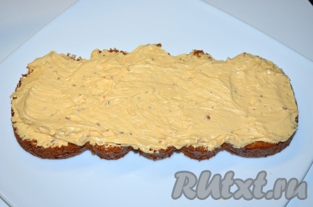 Каждый бисквитный корж смазать кремом.
