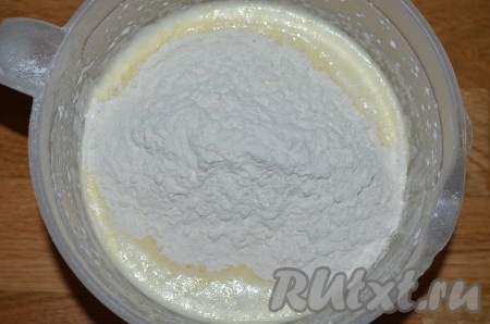 Просеять в тесто муку, перемешать.