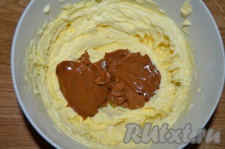 Добавить вареную сгущенку, снова хорошо взбить масляный крем до однородной массы.
