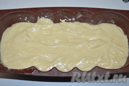 Выложить тесто (оно будет гуще, чем сметана) в смазанную форму (у меня форма кирпичиком, или в другую подходящую форму диаметром не больше 20 см), разровнять.
