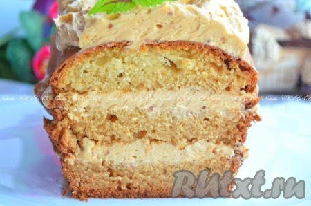 Убрать торт в холодильник на 2 часа и более. Затем разрезать его на кусочки и можно кушать с чаем или кофе. Вкусный бисквитный торт "Забава" с масляным кремом - замечательный десерт.
