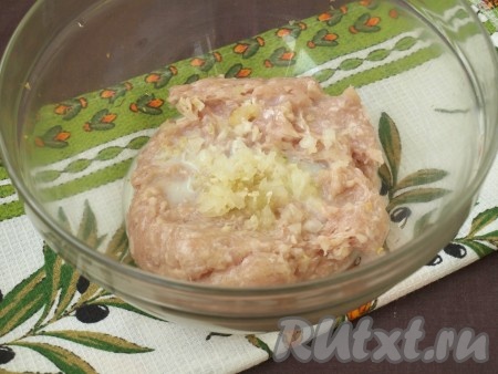 Куриный фарш можно приобрести в магазине (или приготовить в домашних условиях, перекрутив через мясорубку кусочки мяса курицы). Лук и чеснок очистить. К 350 граммам фарша добавить чеснок, пропущенный через пресс, и натёртый на средней тёрке лук, влить холодное молоко и хорошо вымесить фарш.