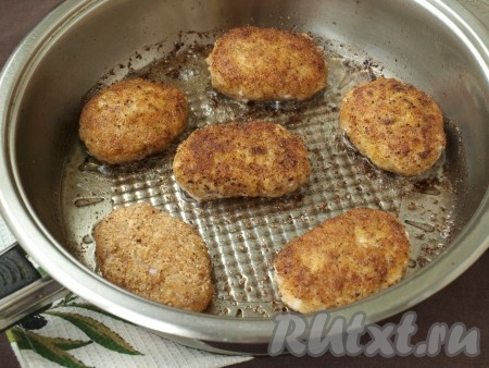 Разогреть подсолнечное масло, выложить в него котлеты и обжарить с двух сторон на среднем огне до золотистого цвета. Затем ещё раз перевернуть котлеты, приготовленные с тыквой и куриным фаршем, накрыть сковороду крышкой, влить чуть-чуть воды и подержать на минимальном огне в течение минут 10.