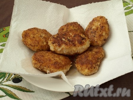 Готовые котлеты выложить на бумажные полотенца для удаления лишнего масла.
