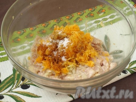 К получившемуся фаршу добавить 3 столовых ложки натёртой на мелкой тёрке&nbsp;тыквы, посолить,&nbsp; поперчить, снова перемешать.