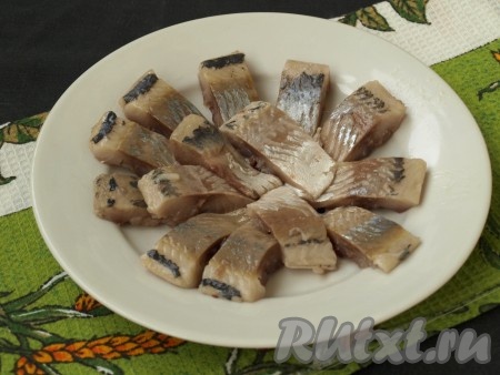 Сельдь очищаем от кожи и костей, разрезаем на порционные кусочки.
