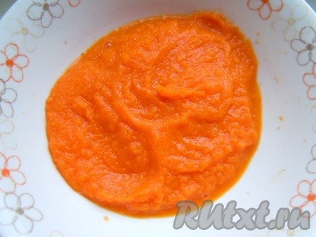 Сделать из тыквы пюре при помощи блендера.