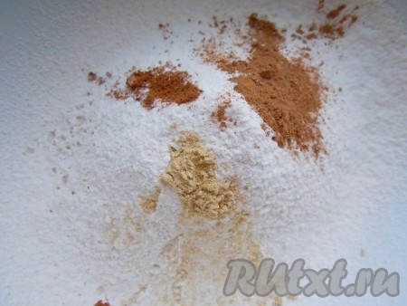 В отдельную миску просеять муку, соль, корицу, имбирь, мускатный орех.