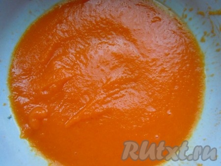 Тщательно перемешать тыквенное пюре, масло и сахар.