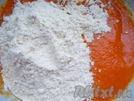 Высыпать смесь из муки и специй в тыквенную смесь.