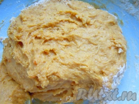 Перемешать, чтобы получилось липкое тесто.