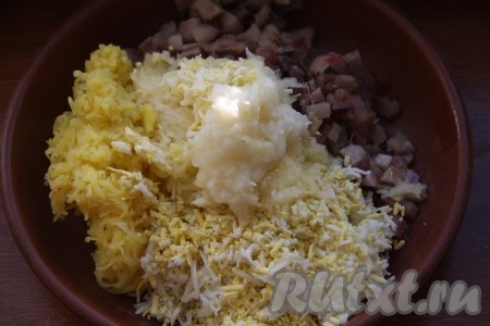 Очищенные лук и яблоко тоже натереть на мелкой терке и добавить к основной массе.
