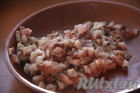 Селедку очистить от внутренностей, кожи и косточек, вымыть, обсушить и мелко нарубить ножом.