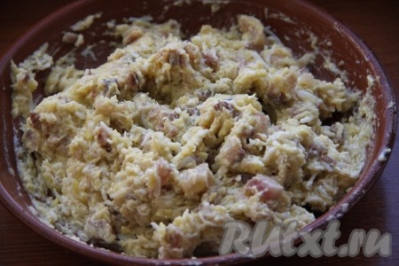 Все перемешать и добавить частями размягченное сливочное масло, тщательно его вмешивая. Количество сливочного масла регулируйте в зависимости от консистенции форшмака. Он должен получиться пластичным, но не слишком маслянистым. Посолить и поперчить по вкусу.
