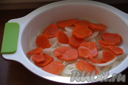 Лук нарезать кольцами, морковь - кружочками, выложить в форму для запекания, влить 20 грамм воды и растительное масло, отправить овощи в микроволновку. Запекать, примерно, 6-7 минут при мощности микроволновки 900 Вт.