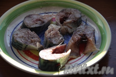 Скумбрию, очищенную от внутренностей, вымыть, обсушить и нарезать на порционные кусочки, взбрызнуть лимонным соком, посолить и поперчить.
