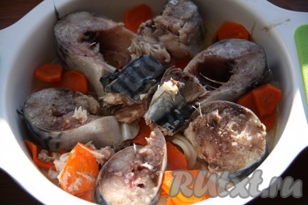 На запеченные овощи выложить кусочки скумбрии и отправить в микроволновку на 5 минут при мощности 900 Вт.
