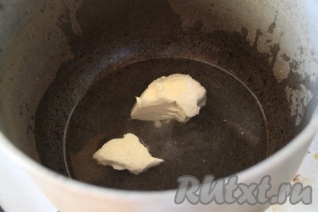 Для приготовления клецек в казанок (можно взять толстостенную кастрюлю или сковороду) добавить воду и сливочное масло, довести до кипения.
