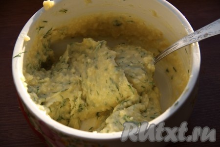 В получившуюся заваренную массу добавить одно яйцо и взбить миксером. Далее добавить мелко рубленную зелень и еще одно яйцо, взбить до получения однородной и пластичной массы.
