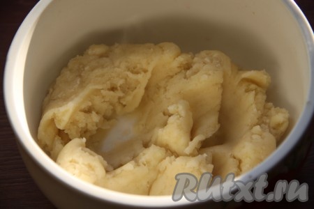 Добавить в казанок муку, быстро перемешать до получения однородной массы и выключить газ. 