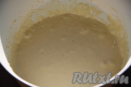 Добавить муку в получившуюся массу и перемешать.
