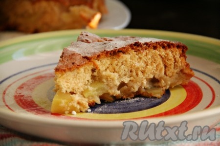 Шарлотка с медом и яблоками