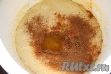 Добавить мед, мускатный орех,&nbsp;имбирь, разрыхлитель&nbsp;и корицу, все перемешать, получится тесто, напоминающее густую сметану.